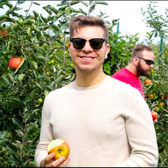 Meet your Posher, Chris - Picture 1 of 1